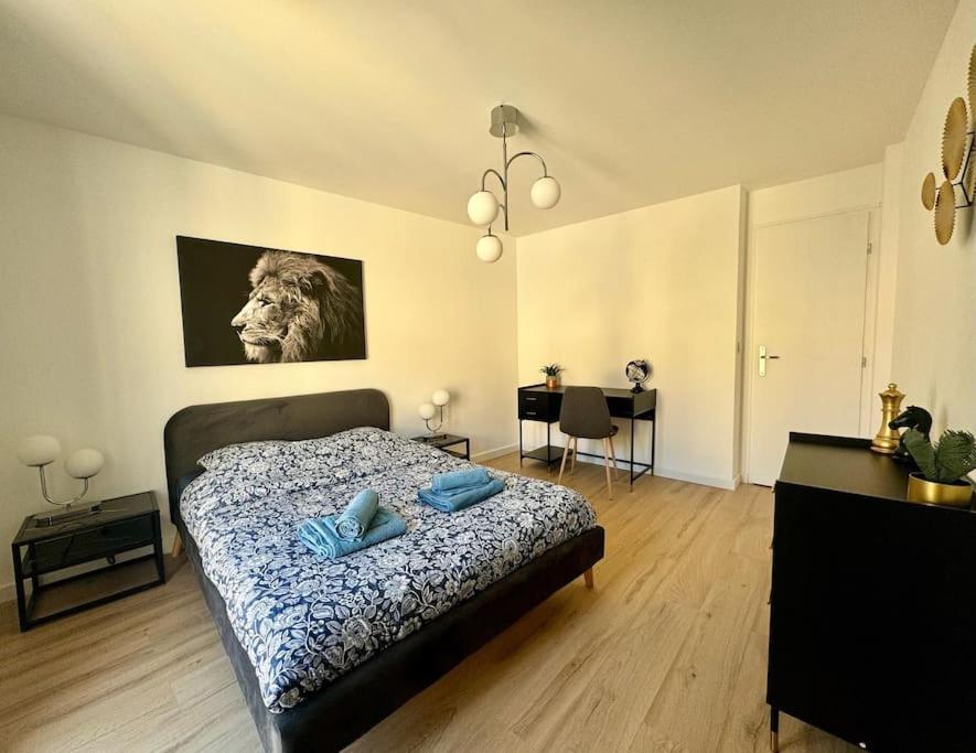 Appartement Lumineux Avec Terrasses Le Luc Bagian luar foto