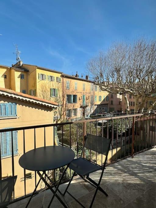 Appartement Lumineux Avec Terrasses Le Luc Bagian luar foto